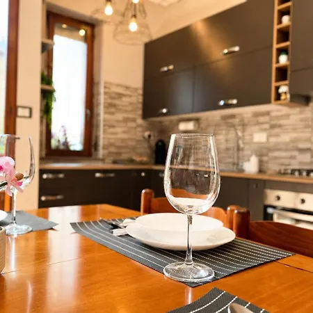 The Cozy Geometric Borgo Vittorio House * Turim